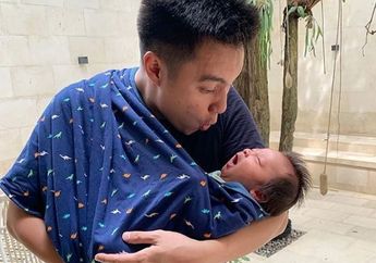 Disodori Botol Susu Malah Beri Senyum Genit, Putra Baim Wong Bikin Netizen Ikut Gemas: Kecil-kecil Mukanya Udah Jahil!