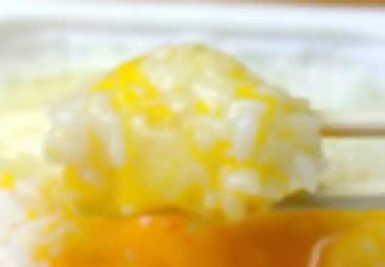 Pria ini Semangat Ikuti 'Cara Baru' Konsumsi Telur Mentah Rekomendasi 'Chef' Terkenal, Tetapi Ekspresinya Setelah Berhasil Justru Kocak, Ada Apa?