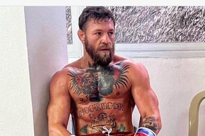 Mata Conor McGregor menyibak dalih lain dari mundurnya Kelvin Gastelum dari UFC Vegas 67