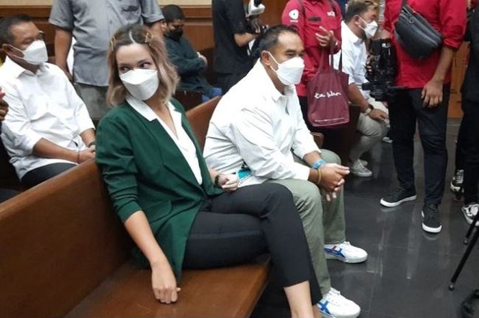 Nia Ramadhani dan Ardi Bakrie saat sidang penyalahgunaan narkoba di Pengadilan Negeri Jakarta Pusat, Kamis (16/12/2021.