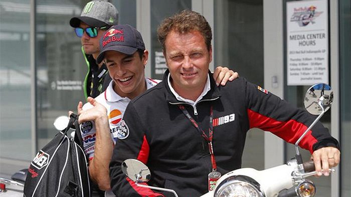 Marc Marquez bersama manajernya, Emilio Alzamora. Emilio Alzamora memiliki rekor unik setelah menjadi juara dunia GP125cc meski tak pernah menang.