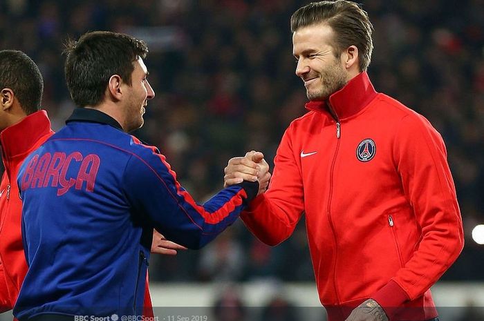 David Beckham (kanan) bersalaman dengan Lionel Messi dalam pertandingan PSG vs Barcelona.
