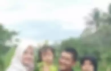 Foto cucu Tuti Suhartini yang terbiasa bermain bersama kerap diunggah Yoris dan istrinya di Facebook. Kini cucu Tuti menunjukkan gelagat aneh.