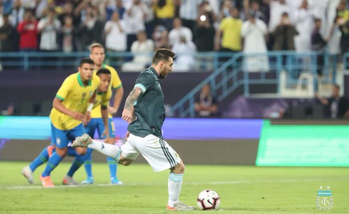 Megabintang timnas Argentina, Lionel Messi, mencetak gol dalam laga persahabatan melawan timnas Brasil di Stadion King Saud University, Jumat (15/11/2019).