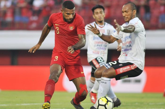 Striker timnas U-23 Indonesia Marinus Wanewar berduel dengan bek Bali United, Leonard Tupahamu, di Stadion Kapten I Wayan Dipta, Gianyar, Minggu (17/3/2019).