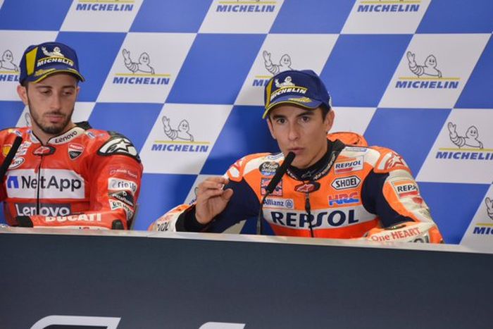 Marc Marquez (kanan) tampil gila di MotoGP Aragon 2019 saat press konferensi usai balapan bersama Andrea Dovizioso (kiri)