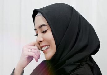 Fitri Tropica Tampil Berhijab dengan Paduan Tenun Khas Kalimantan, Kepoin yuk!