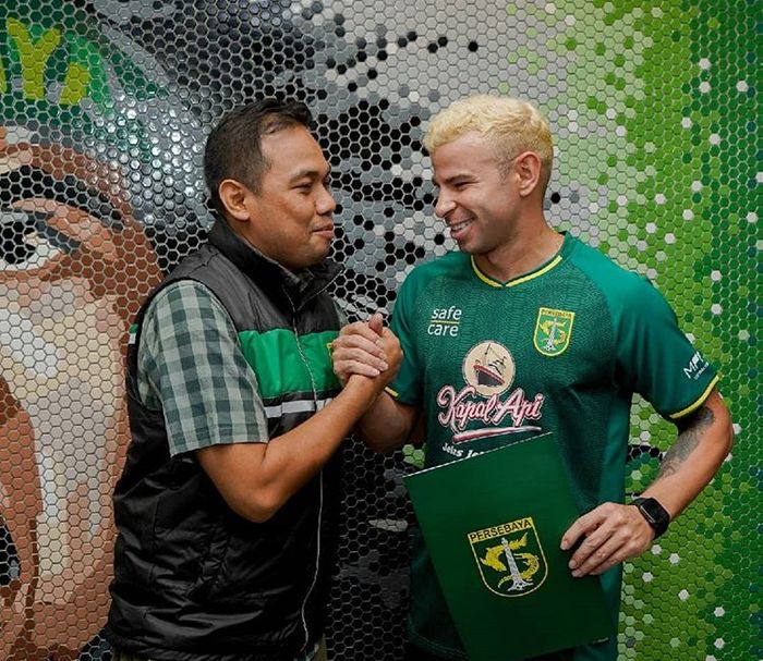 Manajer Persebaya Surabaya, Candra Wahyudi, berjabat tangan dengan penyerang asal Brasil, Diogo Campos, seusai penandatangan kontrak pada pertengahan musim Liga 1 2019.