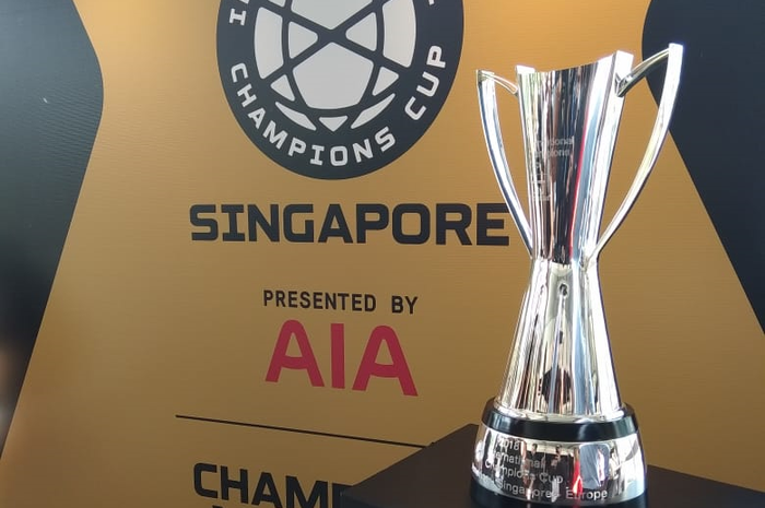 Replika trofi piala International Champions Cup dipamerkan pada acara konferensi pers di The Incubator, Esplanade Park, Singapura, Rabu (27/3/2019).