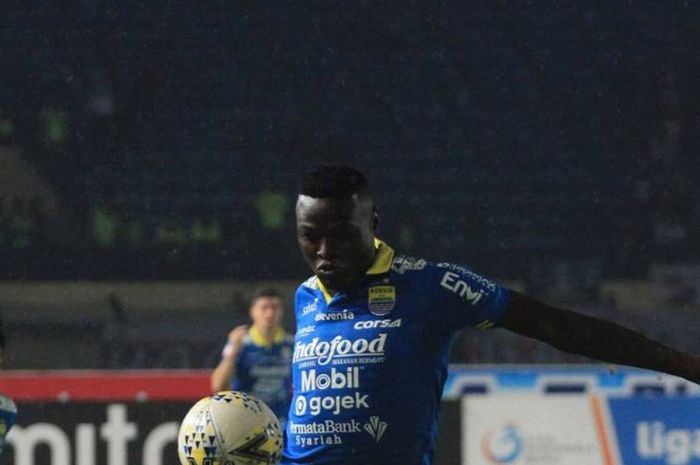 Striker Persib Bandung, Ezechiel N'Douassel (kiri), dijaga ketat pemain Perseru Badak Lampung, Saepulloh Maulana, dalam laga pekan ke-33 di Stadion Si Jalak Harupat, Bandung, Senin (16/12/2019).