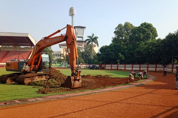Renovasi bagian lapangan Stadion PTIK di Jakarta Selatan.