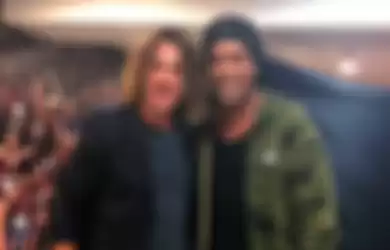 Carles Puyol (kiri) dan Ronaldinho (kanan)