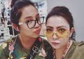 Berwarna Merah dan Terkesan Sederhana, Sepatu Mayangsari dan Putrinya Ini Jadi Sorotan, Ternyata Segini Harganya