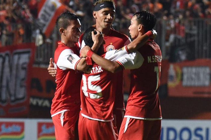Pemain Persija Jakarta merayakan gol melawan Borneo FC.