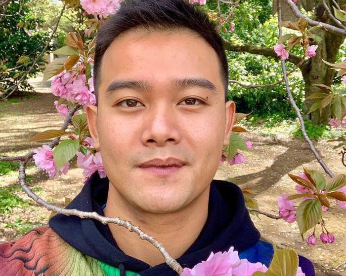 Berbeda dari kakaknya, Raymond bukanlah seorang artis