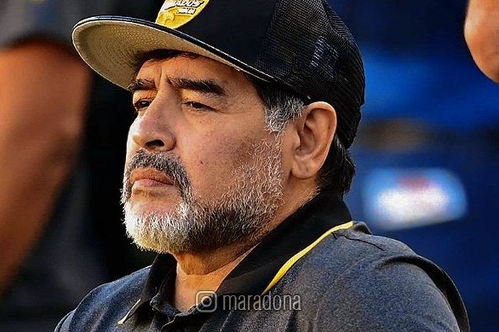 Legenda sepak bola Argentina, Diego Maradona, dikabarkan putus dengan kekasihnya,  Rocio Olivia, dan diusir dari rumah.