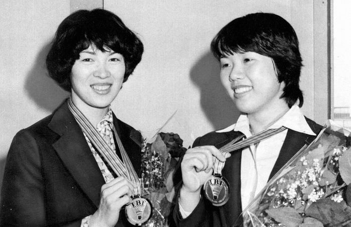 Pasangan ganda putri Jepang, Etsuko Toganoo (kiri) dan Emiko Ueno berpose dengan medali emas Kejuaraan Dunia 1977.