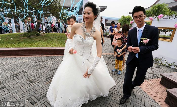 Wu Jingyu dan suaminya ketika melangsungkan pernikahan di  Weifang, Provinsi Shangdong, China Timur (25/05/2014).