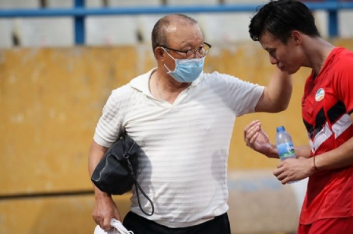 Pelatih Timnas Vietnam Park Hang-seo memberikan hadiah kepada Que Ngoc Hai. 