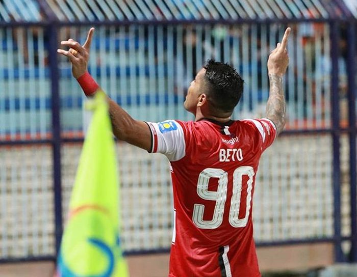 Striker Madura United, Alberto Goncalves, merayakan gol yang dicetaknya ke gawang Persela Lamongan pada pekan pertama Liga 1 2019