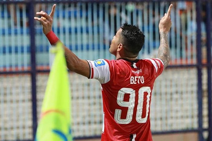 Striker Madura United, Alberto Goncalves, merayakan gol yang dicetaknya ke gawang Persela Lamongan pada pekan pertama Liga 1 2019