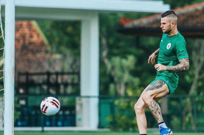 Bek PSS Sleman, Aaron Evans tengah berlatih