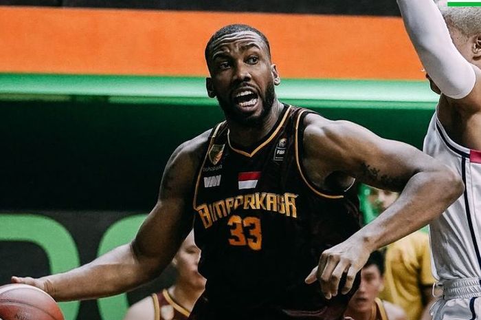 Aksi pemain tim Bima Perkasa Jogja, Cameron Jamal Coleman ketika mengalahkan tim RANS PIK Basketball pada IBL 2023 di GOR Merpati, Denpasar, Bali pada hari Minggu (15/1/2023)