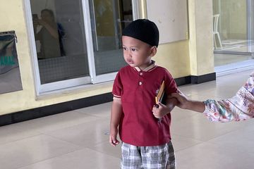 Anak laki-laki dengan nama Maulana.