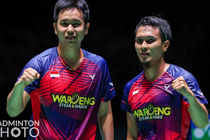 Pasangan ganda putra Indonesia, Mohammad Ahsan/Hendra Setiawan, usai pertandingan melawan  Fajar Alfian/Muhammad Rian Ardianto, pada semifinal Kejuaraan Dunia 2022 di Tokyo Metropolitan Gymnasium, Jepang, Sabtu (27/8/2022).