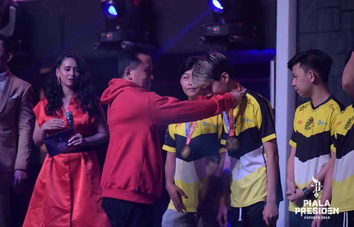 Awarding the 2022 eSports President's Cup medal by Mr. Triawan Munaf (Chairman of BEKRAF) at Onic eSports
