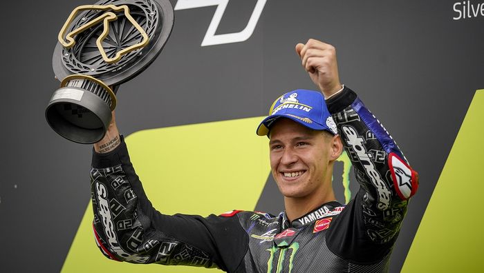 Pembalap Monster Energy Yamaha, Fabio Quartararo, merayakan kemenangan pada balapan MotoGP Inggris di Sirkuit Silverstone, Inggris, 29 Agustus 2021.