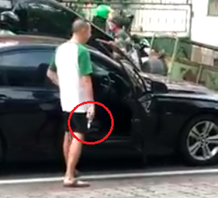 Pengendara BMW todongkan pistol.