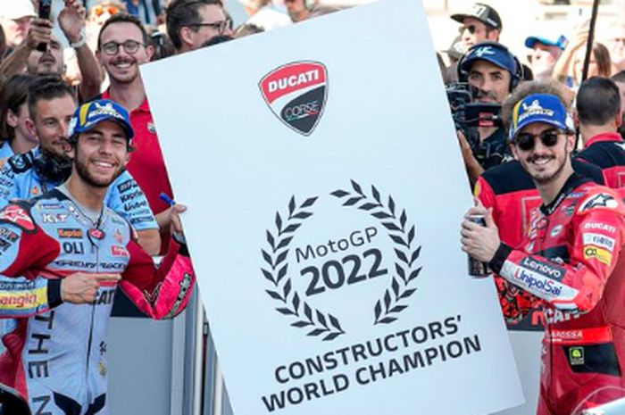 Enea Bastianini dan Francesco Bagnaia merayakan kemenangan Ducati yang keluar sebagai juara konstruktor MotoGP 2022 usai balapan MotoGP Aragon 2022 di Sirkuit Aragon, Minggu (18/9/2022).