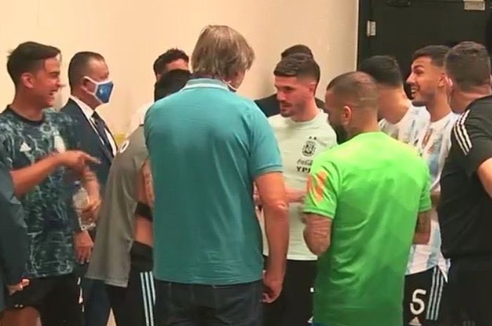 Para pemain Argentina mengobrol di depan ruang ganti saat laga Kualifikasi Piala Dunia 2022 zona CONMEBOL dihentikan paksa oleh Badan Pengawasan Kesehatan Nasional Brasil (Anvisa), Senin (6/9/2021) dini hari WIB.