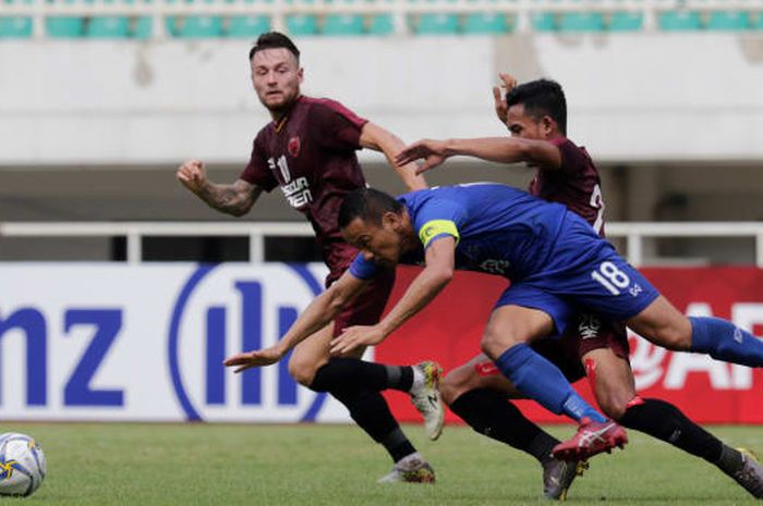 Kapten Lao Toyota, Kazuo Honma terjatuh pada laga kontra PSM Makassar di Stadion Pakansari, Kabupaten Bogor, Rabu (13/3/2019).