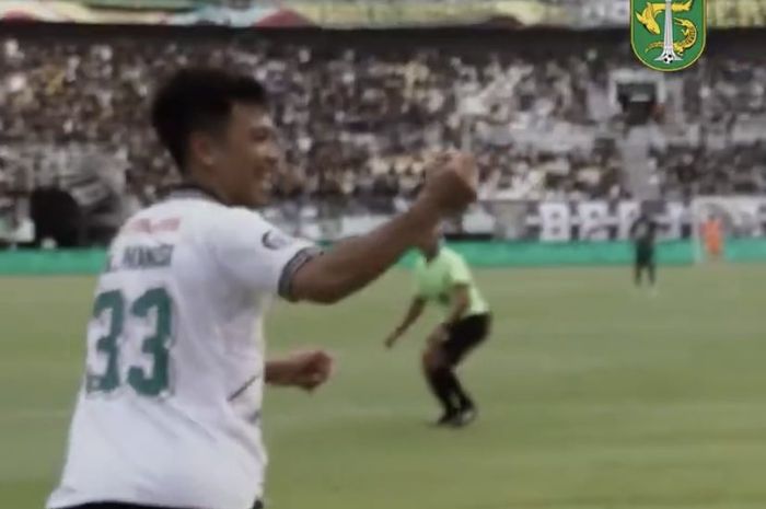 Gelandang PSS Sleman, Wahyudi Hamisi berpotensi mendapatkan dobel sanksi karena ia juga terrekam mengacungkan jari tengah ke pemain Persebaya Surabaya.