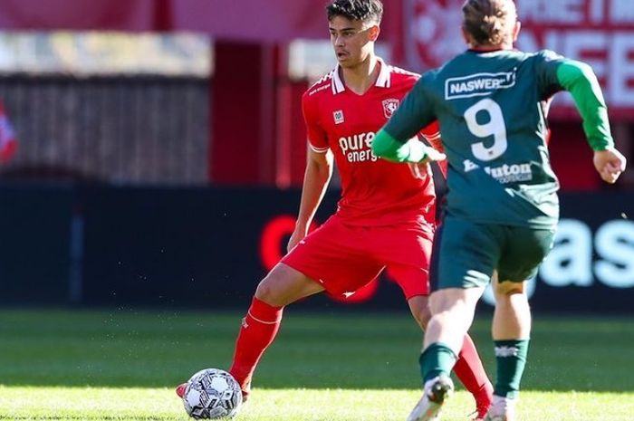 Bek FC Twente yang akan dinaturalisasi ke Timnas Indonesia, Mees Hilgers.