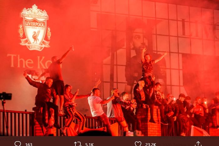 Para penggemar Liverpool kembali merayakan gelar juara Liga Inggris di luar markas timnya, Stadion Anfield.