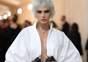 Cara Delevingne di Met Gala 2023 Kayak Karakter Anime dengan Rambut Abunya!