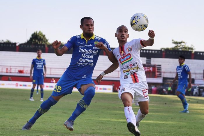 Pemain sayap Persija Jakarta, Riko Simanjuntak (kanan), dibayangi bek Persib Bandung, Supardi Nasir (kiri), dalam lanjutan Liga 1 2019 di Stadion Kapten I Wayan Dipta, Senin (28/10/2019).