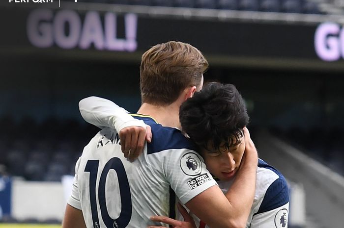 Dua pemain Tottenham Hotspur, Harry Kane dan Son Heung-min, berpelukan saat melawan Leeds United pada laga pekan ke-17 Liga Inggris, Sabtu (2/1/2020). 