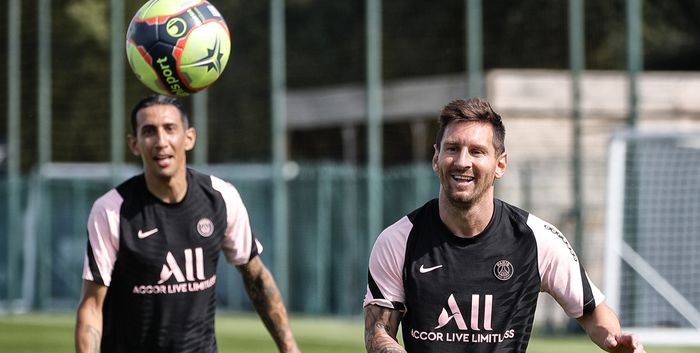 Lionel Messi dan Angel di Maria mengikuti latihan perdana bersama Paris Saint-Germain.