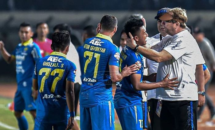 pemain Persib Bandung mendapatkan pelukan dari pelatih Robert Rene Alberts setelah laga kontra Kalteng Putra pada pekan kesembilan Liga 1 2019.