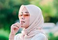 Olla Ramlan Foto OOTD Hijab, Tas Mahal Ditaruh di Lantai dan Baju Pas Body yang Dipakai Malah Bikin Netizen Salah Fokus!