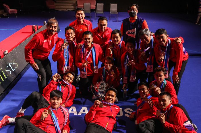 Skuad bulu tangkis Indonesia berpose usai merebut gelar Thomas Cup 2020.