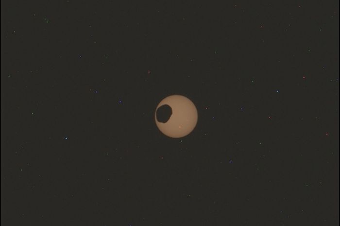 Momen Antariksa yang Mengagumkan: Memukau di Mars, Gerhana Matahari oleh Phobos