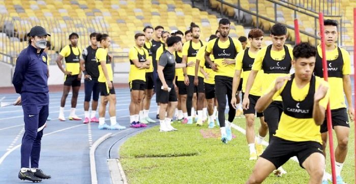Pelatih Timnas Indonesia Kim Pan-gon mengamati anak-anak asuhnya berlatih menjelang Piala Raja 2022 di Thailand.