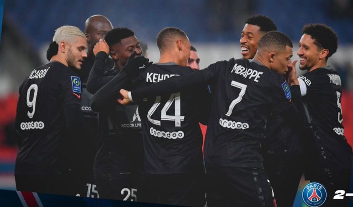 Bek Paris Saint-Germain, Thilo Kehrer, merayakan gol ke gawang Brest dalam laga Liga Prancis di Stadion Parc des Princes, Sabtu (15/1/2022).