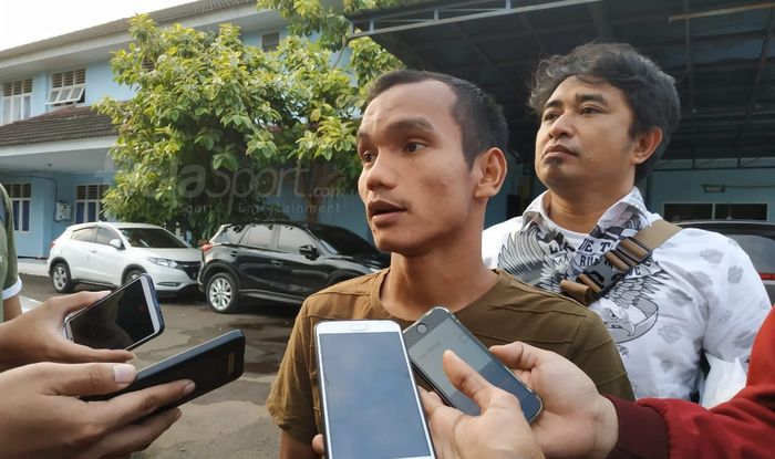 Pemain Persija Jakarta Riko Simanjuntak di Mes pemain Persija, Jakarta Timur.