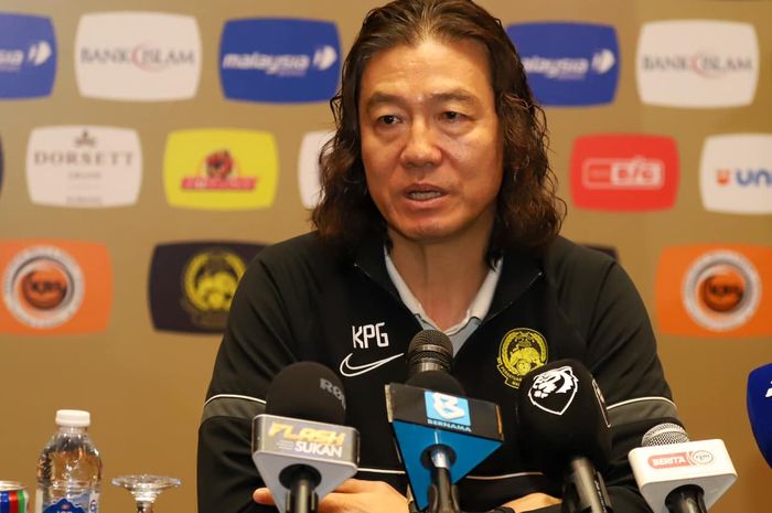 Pelatih Malaysia, Kim Pan-gon, dalam sebuah konferensi pers jelang laga kontra Tajikistan.